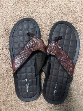 Kenneth Cole flip flops sz 12